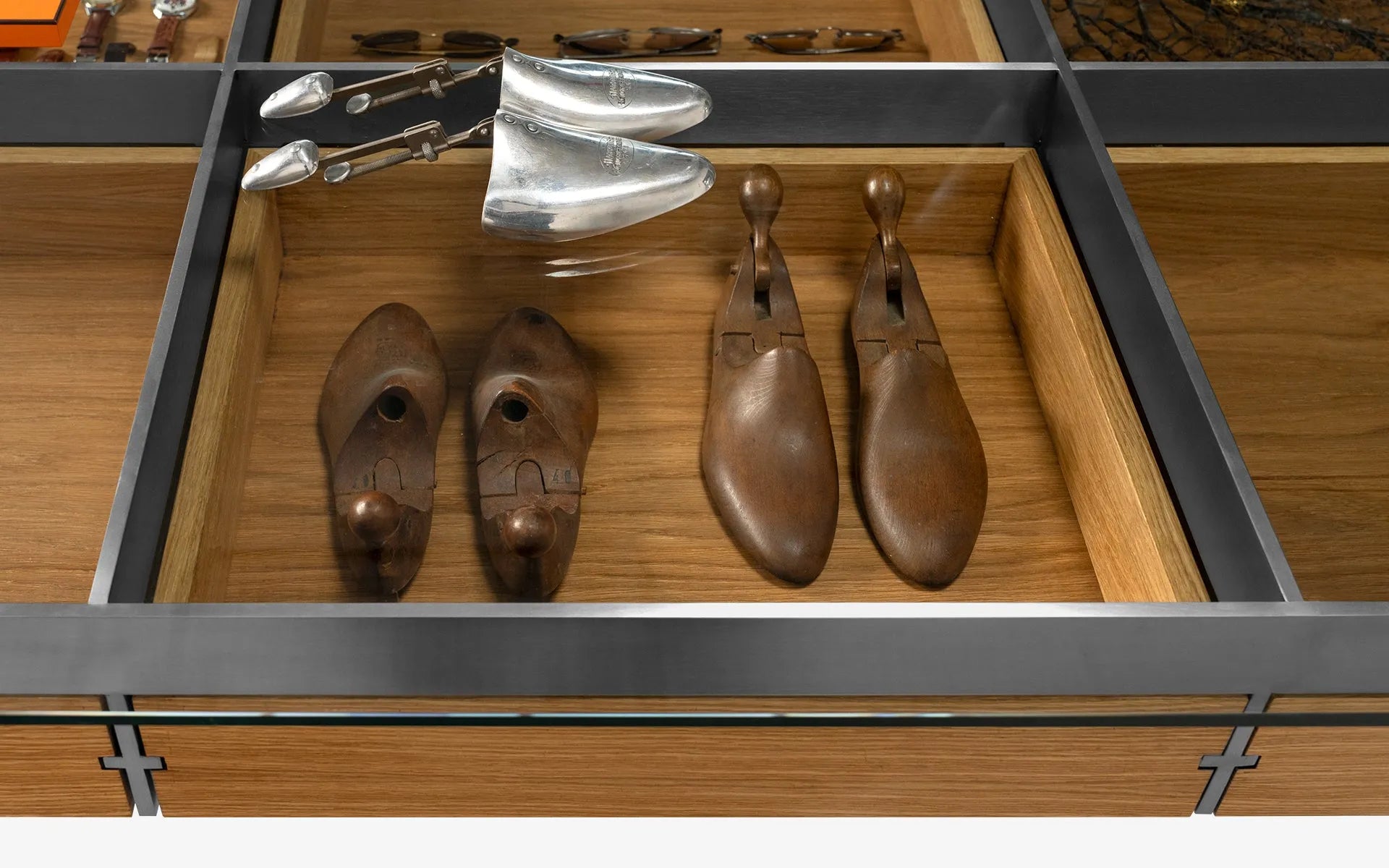 Buredo Glass-Top Drawer Showcase Table